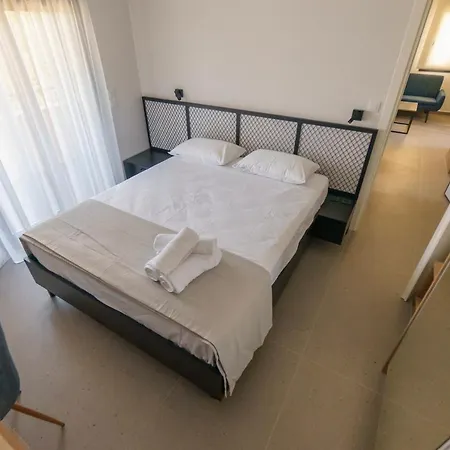 Lighthouse מלון דירות 4*